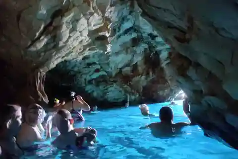 Makarska: 3-island Speedboat tour(Little Blue Cave & Lagoon)