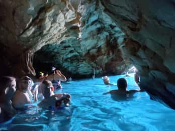 Makarska: Speedboottocht langs 3 eilanden, grotten en de Blue Lagoon