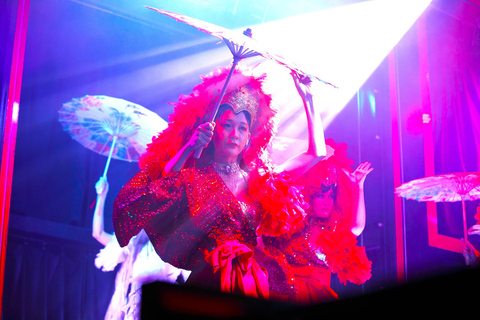 Tokio: Ginza Cabaret Show KONPARU met drankje