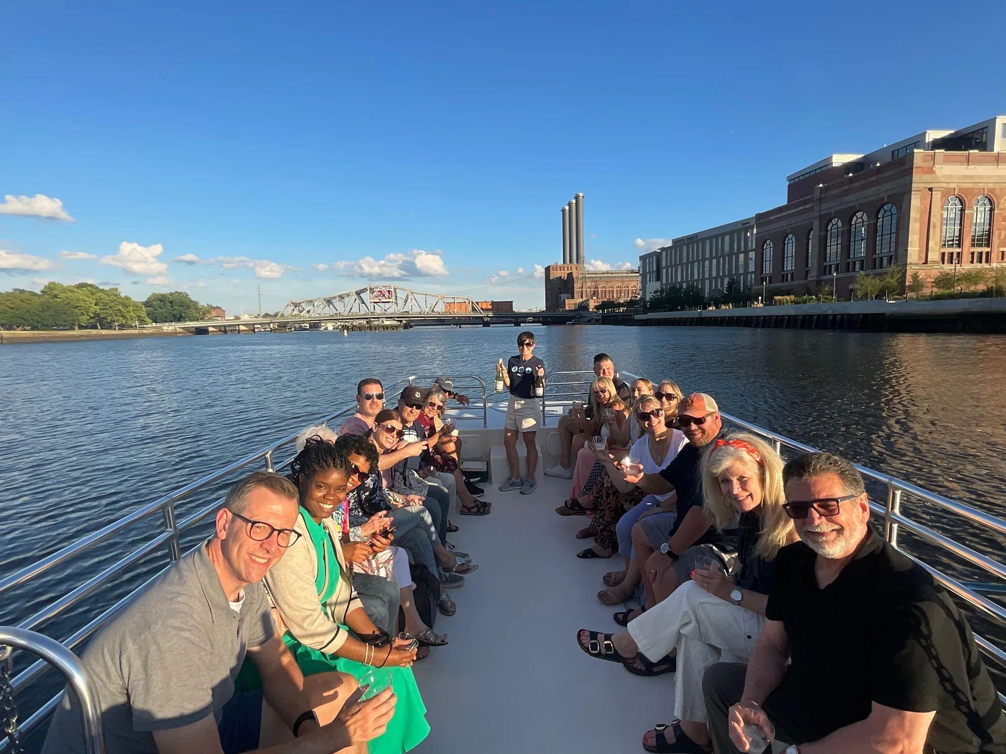 Vineyard Voyages: Weinprobe auf dem Wasser in Providence