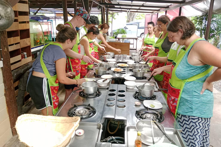 Krabi : Corso di cucina thailandese autentica con tour del mercato