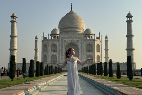 Desde Delhi: Visita al Taj Mahal al amanecer y al Fuerte de Agra en coche con aire acondicionado