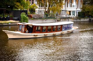 Amsterdam: Grachtenrundfahrt mit Getränken und Häppchen