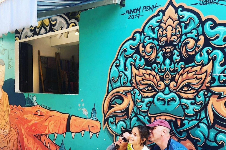 Phnom Penh: Street Art and Noodle Tour by Tuk Tuk