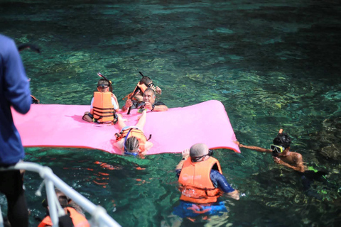 Phuket: Crociera di lusso in catamarano a Maya Bay e all&#039;isola di KhaiServizio di prelievo in hotel a Phuket