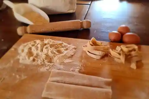 Arezzo: pasta e tiramisù cooking class organic Tuscan farm