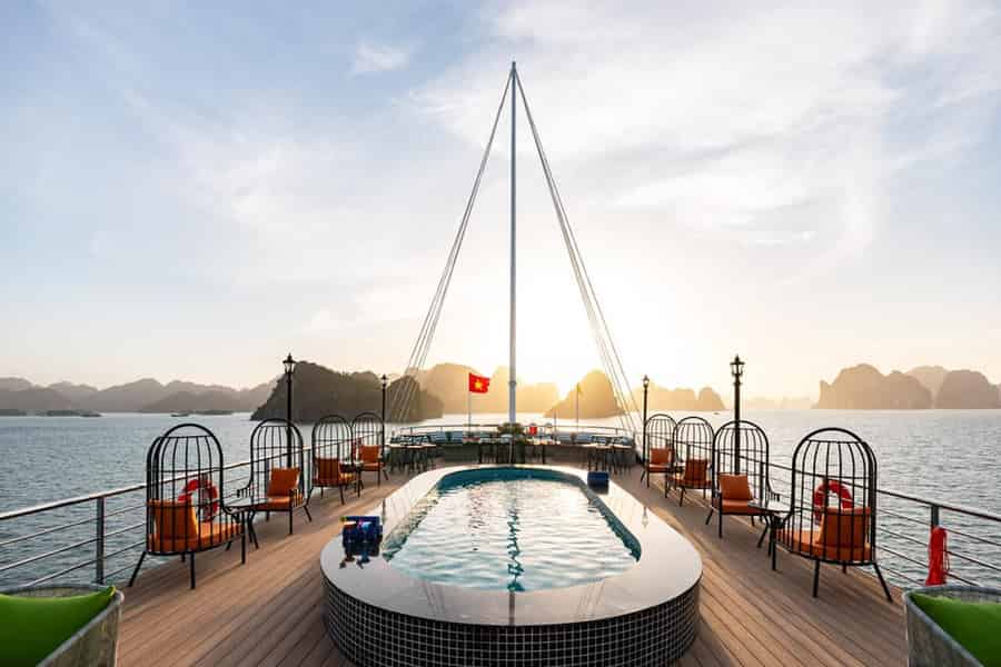 Halong-Bucht: Luxus-Tageskreuzfahrt mit Kajak, Schnellboot, Sonnenuntergang. Foto: GetYourGuide Halong-Bucht: Luxus-Tageskreuzfahrt mit Kajak, Schnellboot, Sonnenuntergang. Foto: GetYourGuide