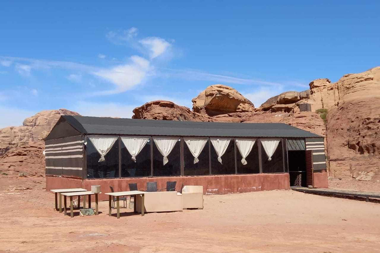 Wadi Rum : visite nocturne en jeep avec dîner et petit-déjeuner