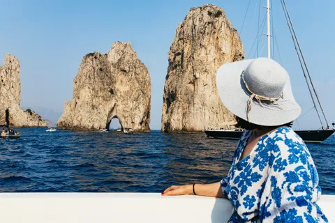 Från Sorrento: Capri guidad tur med båt & Ieranto naturpark