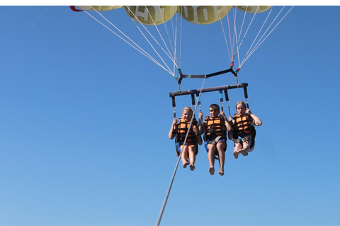 Barcelona: Parasailing with panoramic views over the sea Barcelona: Parasailing with panoramic views while parachuting over the sea