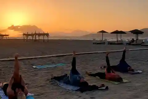 Pilates bij zonsondergang op het strand van Tigaki