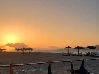 Pilates ao pôr do sol na praia de Tigaki