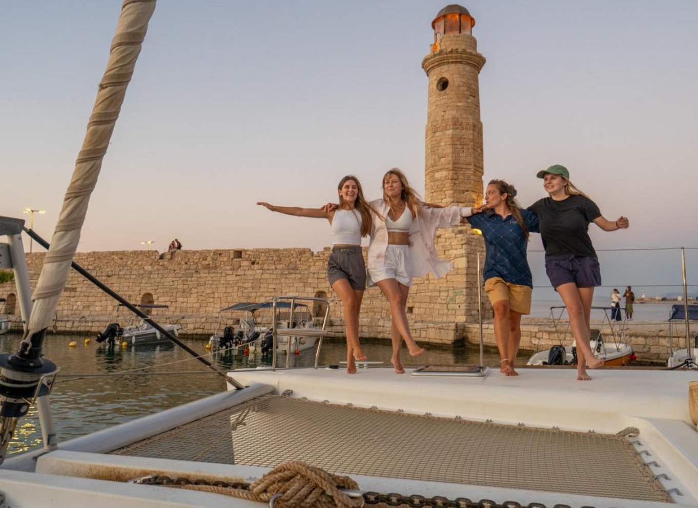 Rethymno: Katamaransejltur ved solnedgang – sushi og fri bar
