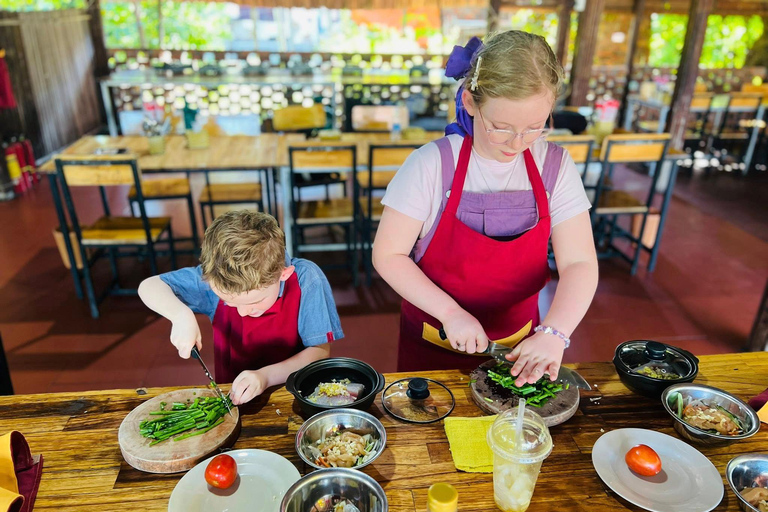 Da Nang: 5 famous dishes cooking class with market trip