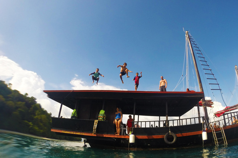 KRABI: Crociera privata con cocktail su Junk Boat con snorkeling al tramonto