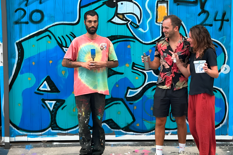 Paint a piece of urban art in Valparaíso Paint graffiti in the capital of urban art.