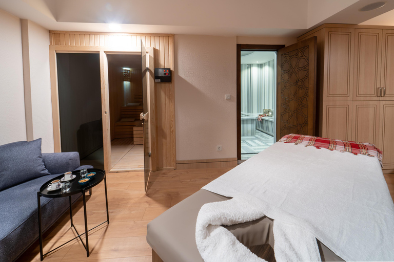 Istanbul: Public, Private or VIP Hammam & Spa in Old City In Public Bath ( max. 5 guests at the same time )