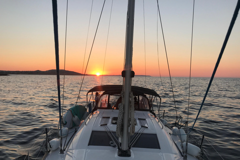 Von Valletta aus: Romantische Kreuzfahrt bei Sonnenuntergang auf einer Segelyacht