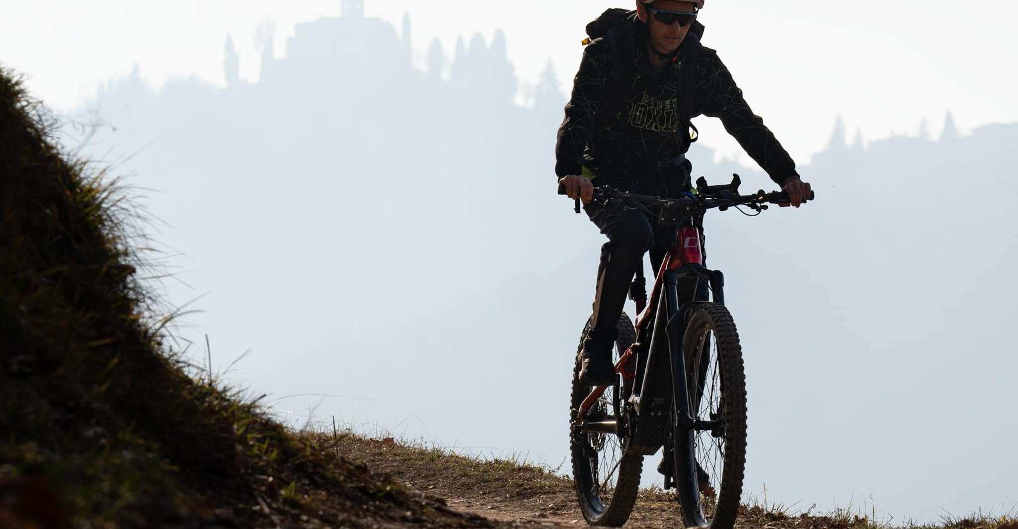 Montevecchia: Tour E-Bike al Tramonto e Degustazione Vini