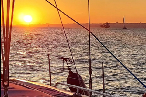 Lisboa: Passeio de Barco ao Pôr-do-Sol no Rio Tejo com Welcome DrinkLisboa: Passeio de barco ao pôr do sol no rio Tejo com Welcome Drink