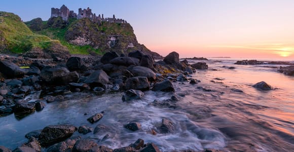 Giant&#39;s Causeway + Dark Hedges Day Tour