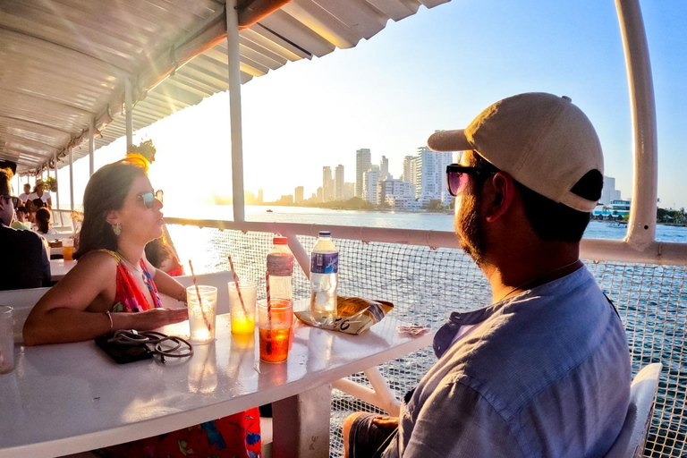 Baía de Cartagena: Passeio de barco ao pôr do sol com dança e bar aberto