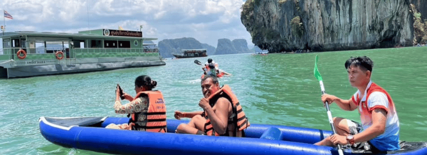 Phuket : canoë sur l'île de James Bond avec déjeuner à bord d'un grand bateau
