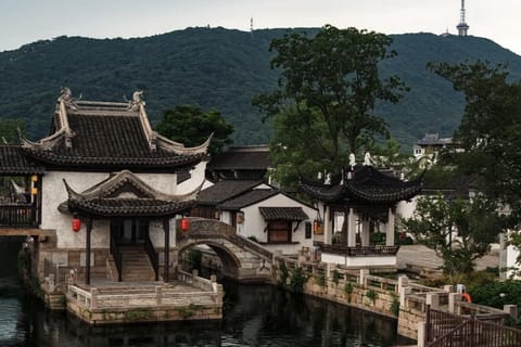 Wuxi: Huishan Old Town & Lake Li Sunset Day Trip