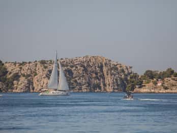 Von Vodice: Schifffahrt durch den Kanal von Šibenik mit Weinverkostung