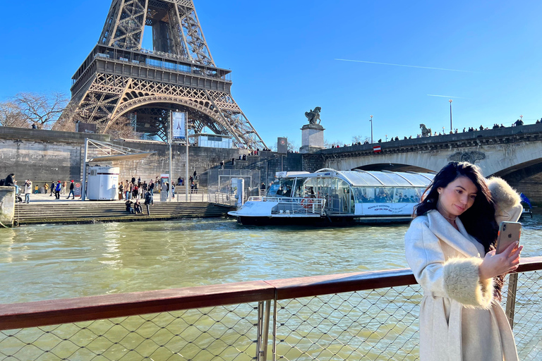 Paris: Day or Evening River Cruise with Musical Ambiance Paris: Evening River Cruise with Musical Ambiance & Postcard