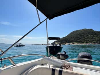 Laganas: Esperienza al tramonto di Myzithres con motoscafo VIP