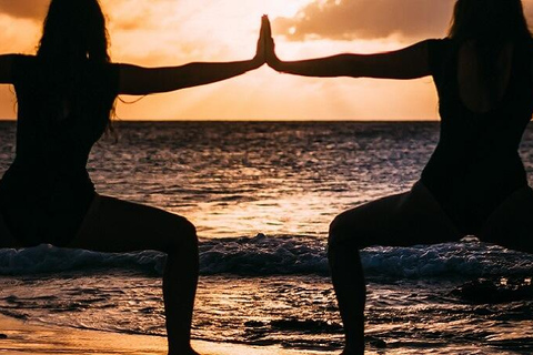 جيلي تراوانجان: يوغا على الشاطئ عند شروق الشمس وغروبها في جزيرة جيلييوغا على الشاطئ عند شروق الشمس 