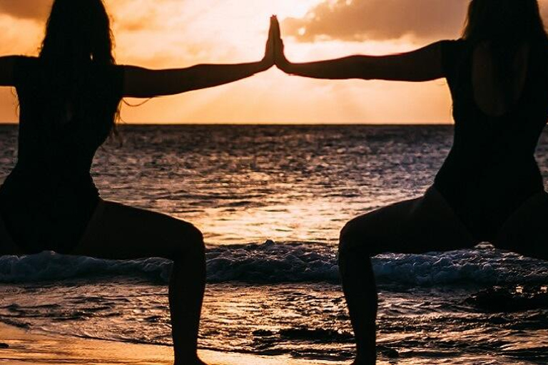 جيلي تراوانجان: يوغا على الشاطئ عند شروق الشمس وغروبها في جزيرة جيلييوغا على الشاطئ عند شروق الشمس 