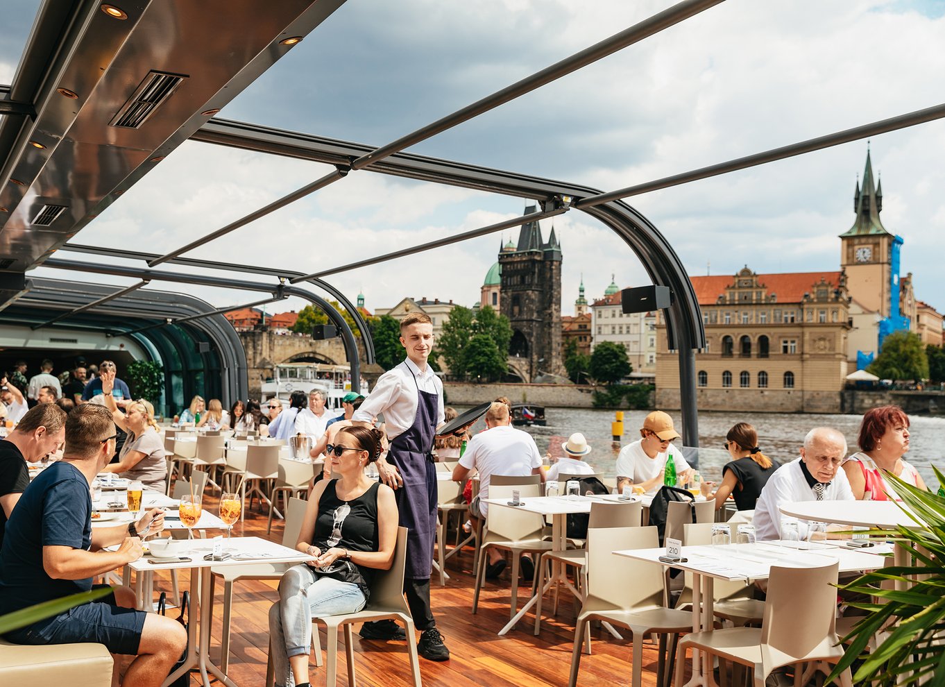 Prag: Frokostkrydstogt på Moldau i en åben glasbåd