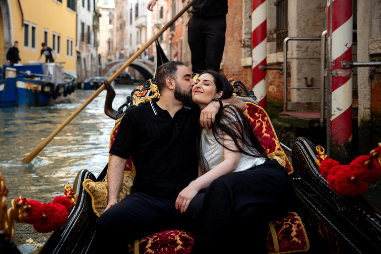 Venice With Professional Photographer Express Photoshoot in Rialto