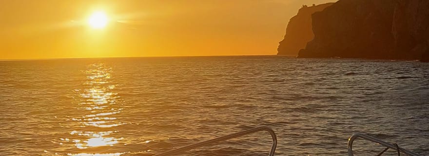 Parc naturel d'Arrábida : excursion en bateau au coucher du soleil avec boisson régionale.