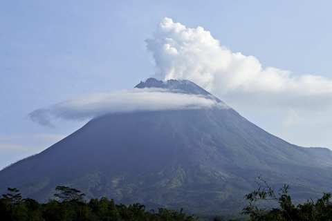 Yogyakarta: Evening at Merapi Volcano, admiring falling lava