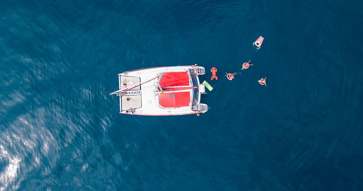 Barcelona: Katamaranfahrt bei Sonnenuntergang oder tagsüber mit Tapas und Getränk | GetYourGuide