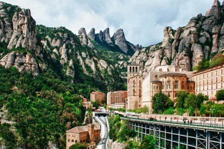 Barcelona: Private Tour Castles, Salt, Montserrat and Wines