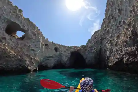 Tours semiprivados de medio día en kayak por Milos