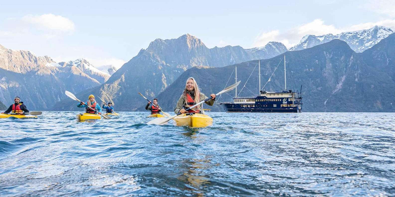 Milford Sound: Overnight Cruise with Water Activities