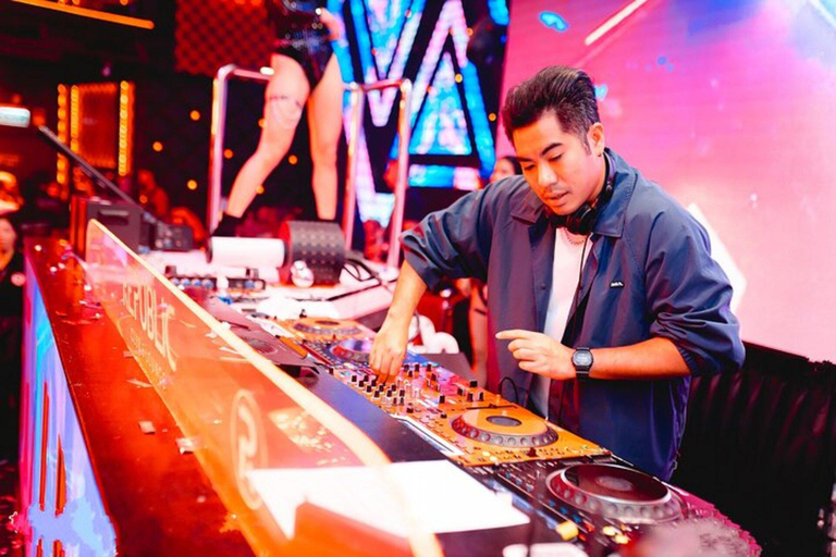 Pattaya: Rooftops & Clubs Nightlife Tour with New Friends