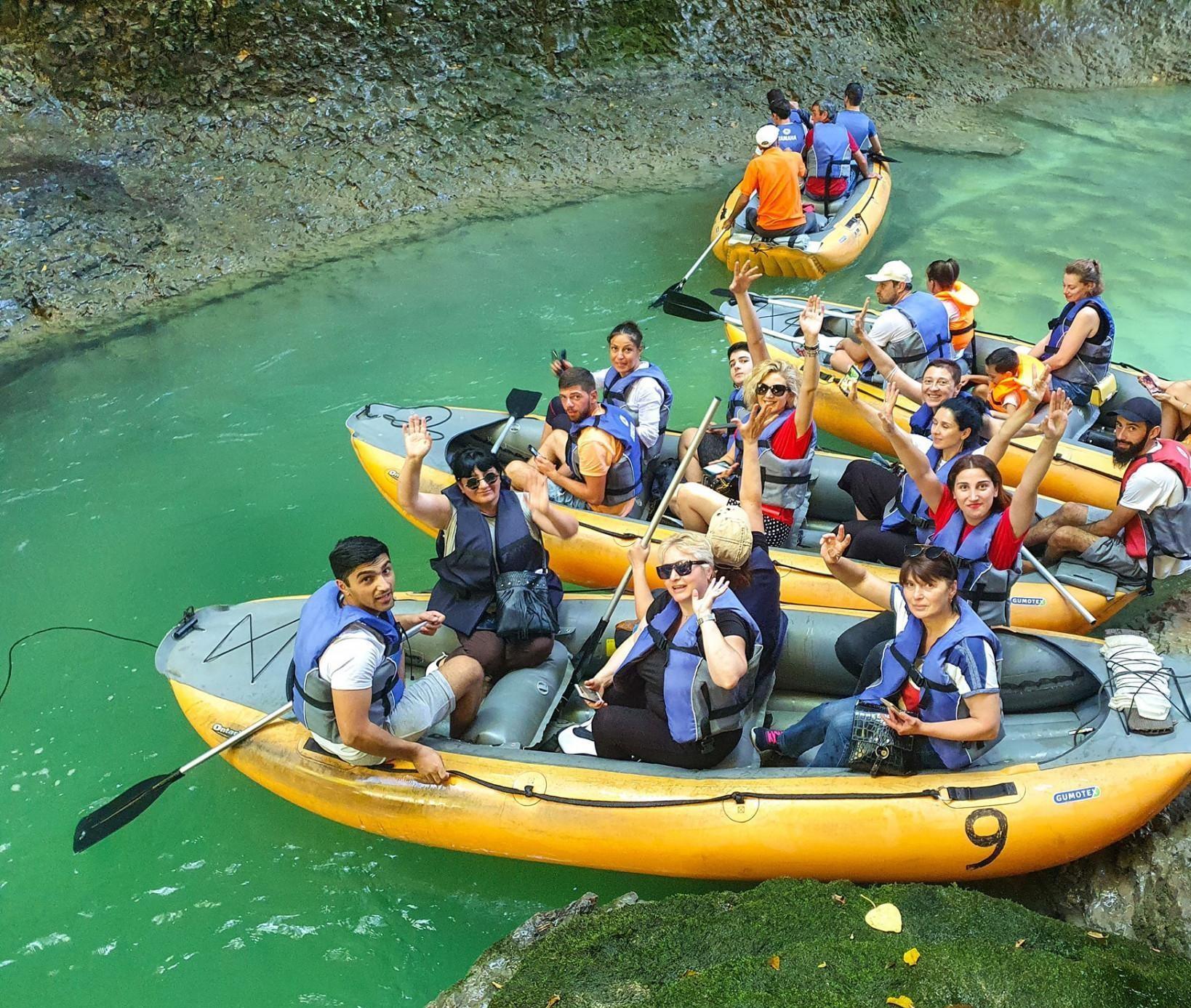 Batumi: Tagestour mit Rafting, heißen Quellen und Nokalakevi