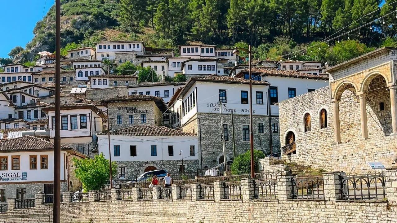 „Private Tour von Tirana zum Schloss Berat, zum Belsh-See und nach Elbasan