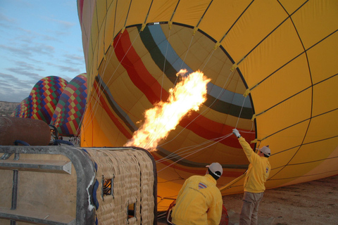 Voo de balão de ar quente na Capadócia ao nascer do sol em Fairychimneys