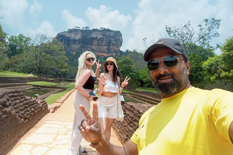 Colombo: Sigiriya Rock and Dambulla Cave Temple Day Trip