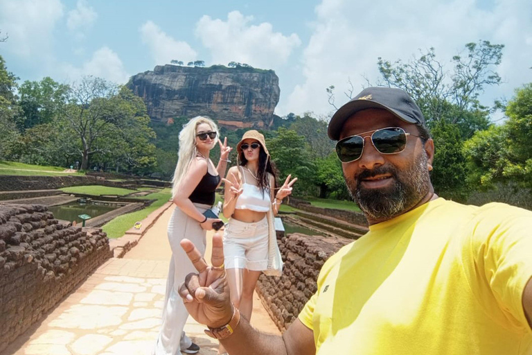 Colombo: Sigiriya Rock and Dambulla Cave Temple Day Trip