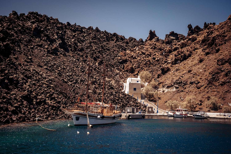 Santorini: Traditionele boottocht bij zonsondergang met eten en drinken