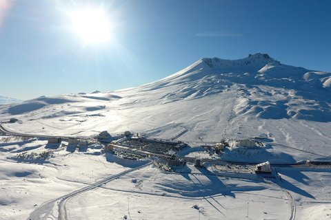 Kappadokien: Berg Erciyes Skifahren und Snowboarden TourTransfer, Mittagessen, gesamte Ausrüstung und 1-stündige Skistunde