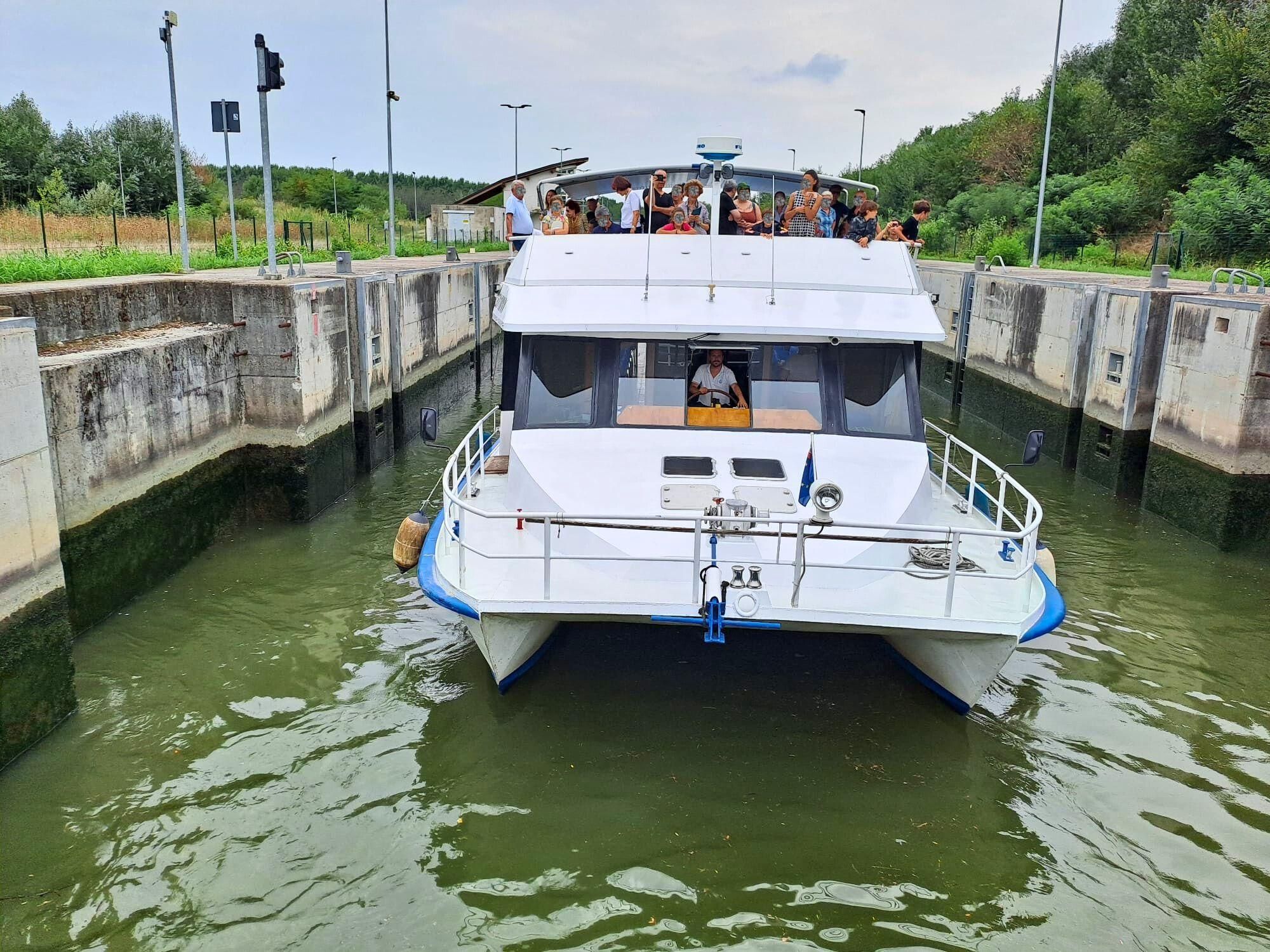 Mantua: Geführte Bootsfahrt vom Park zum Hafen mit dem Wasseraufzug